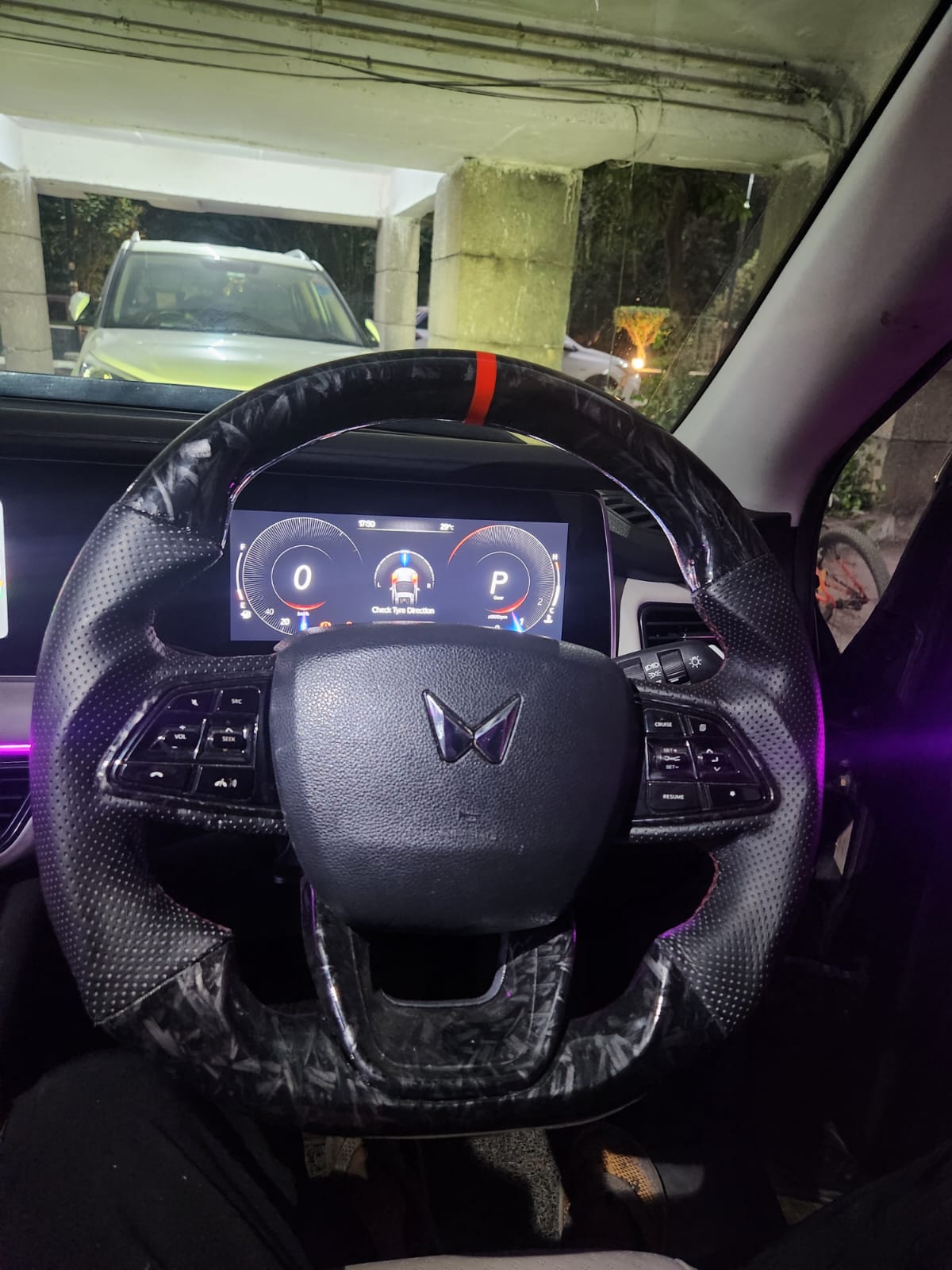 MAHINDRA(NEW) - IMPORTED CARBON FIBER STEERING WHEEL